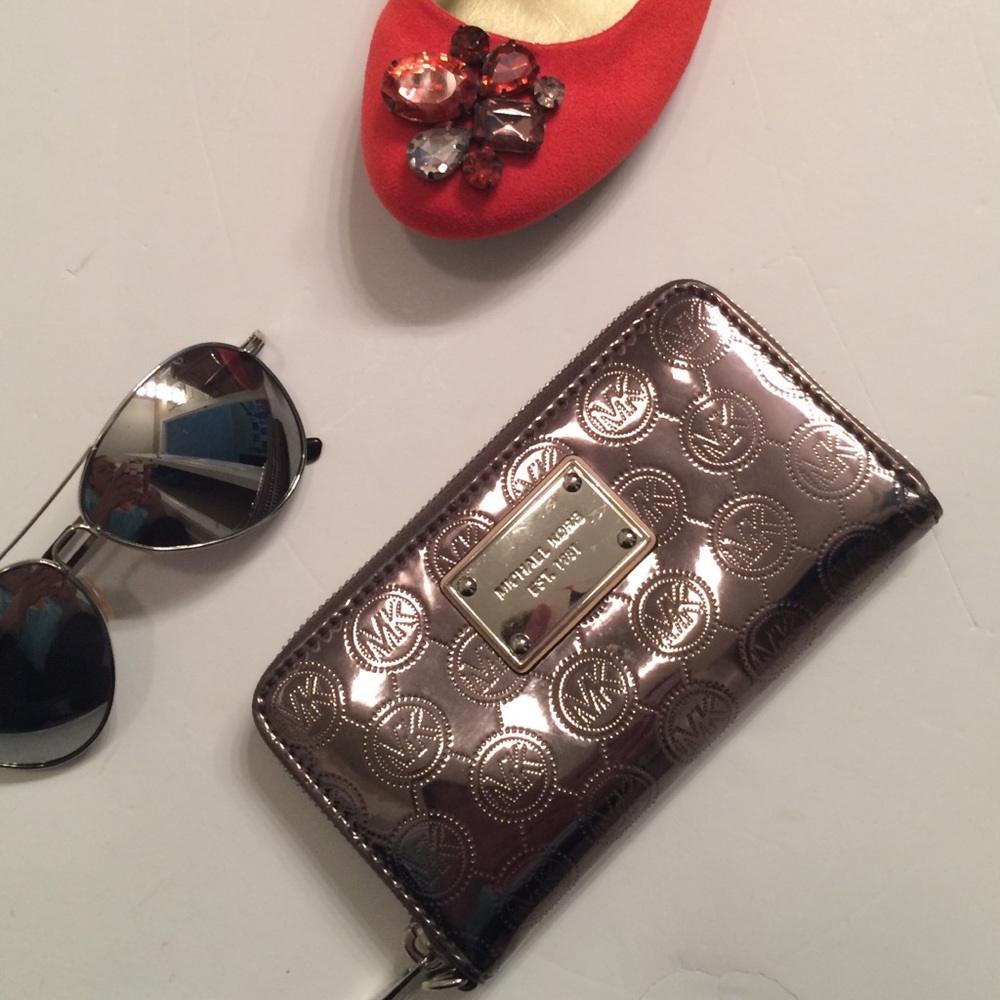 LAST CHANCE‼FINAL ️Gorgeous Silver Metallic Wallet